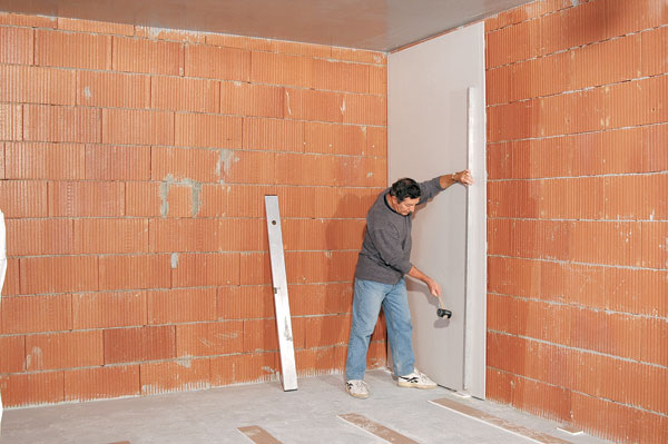 اجرای کناف روی دیوار آجری