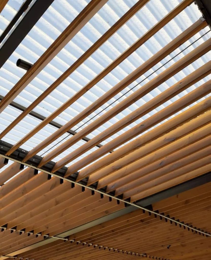 سقف چوبی با نورگیر شیشه‌ای